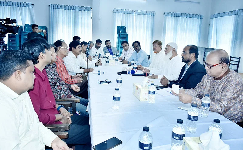 Jamaat amir Shafiqur Rahman exchanges views with the members of Indian Media Correspondents Association Bangladesh (IMCAB) at an auditorium in Moghbazar, Dhaka, on 27 August 2024